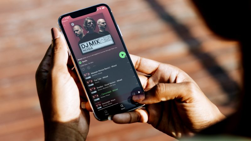 Spotify has added full length DJ Mixes to listen to in New Zealand 