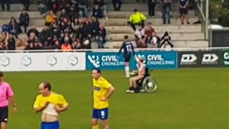 WATCH: Nude dude in wheelchair streaks during top Kiwi footy match and it's spectacular